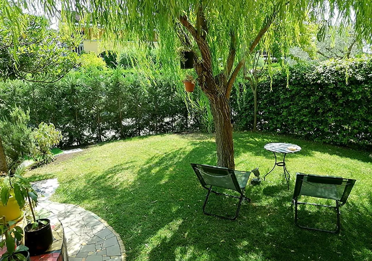 Guest house Stanza Con Giardino Privato Hotel Cola